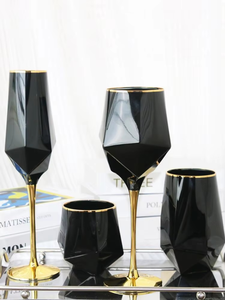 Home Cinema Glasses - คริสตัลสีดําบริสุทธิ์ Golden Edge แก้วไวน์ Goblet หรูหราไม่สม่ําเสมอห้องพักพิเศษถ้วยแชมเปญวิสกี้แว่นตาเบียร์